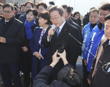 Намушкаха лидера на опозицията в Южна Корея