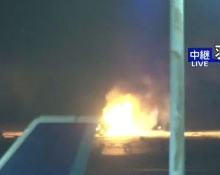 Самолет, превозващ 400 души, избухна в пламъци в Токио