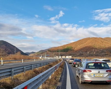 След празниците: Колони автомобили от Банско и Гърция пъплят към София