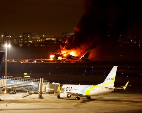 Спасиха пътниците от пламналия самолет в Токио, загинаха 5 души от другия самолет