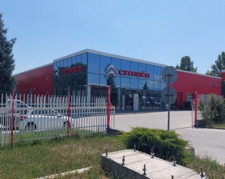Трети опит за продажба на бившия шоурум на 