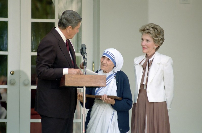 На този ден: Майка Тереза, основала по-късно ордена Мисионери на милосърдието, пристига в Индия