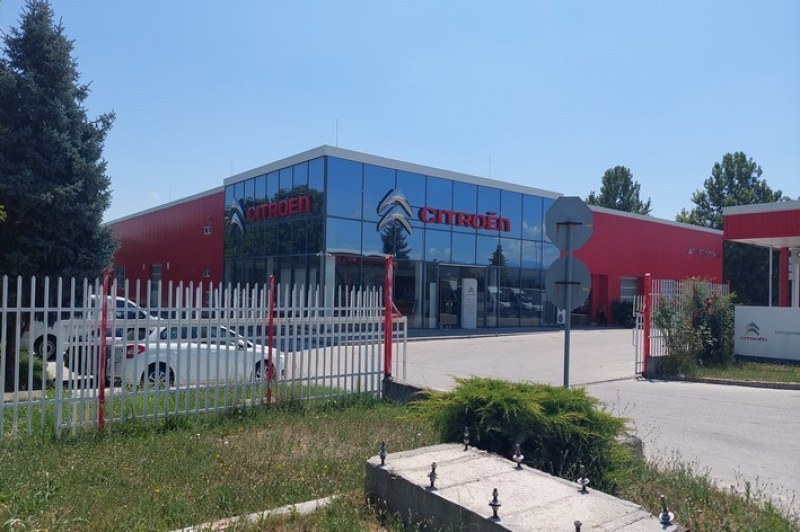 Трети опит за продажба на бившия шоурум на 