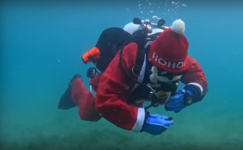 Водолази, облечени като Дядо Коледа, почистиха Охридското езеро