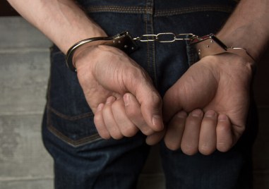 30 годишен мъж ухапа полицай който отказал да го арестува в