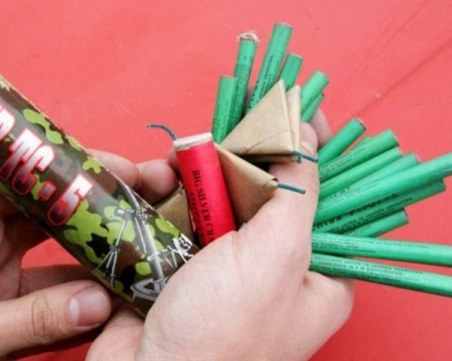 Арестуваха търговец, продал пиротехнически изделия на малолетен във Велинград