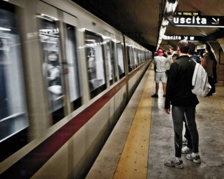 Българка заплаши с брадва пътници в метрото в Рим