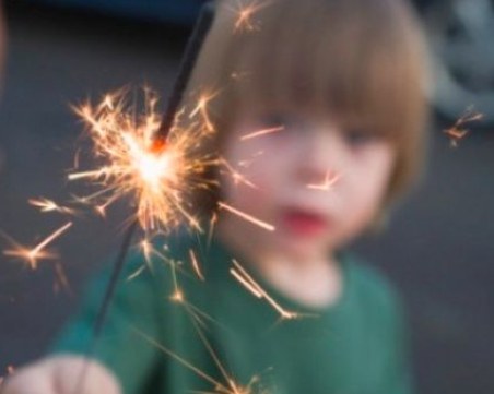Дете е с изгаряне в болница, след като фойерверка му гръмнала в лицето