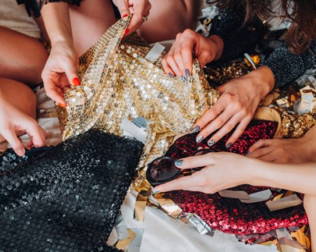 Как да почистим дрехи с пайети, апликации, бродерии и фина дантела в домашни условия?