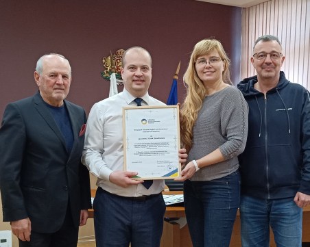 Областният управител получи благодарствена грамота от украинските бежанци в Пловдив