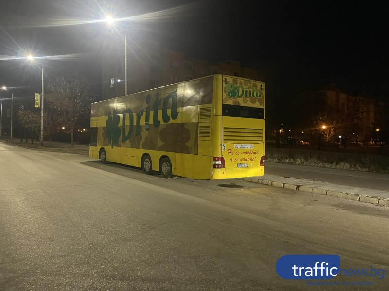 Автобуси на превозвачи най-редовно паркират на булевард в Пловдив. Почти