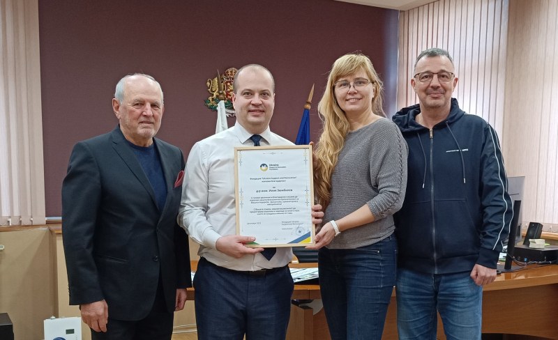 Областният управител получи благодарствена грамота от украинските бежанци в Пловдив