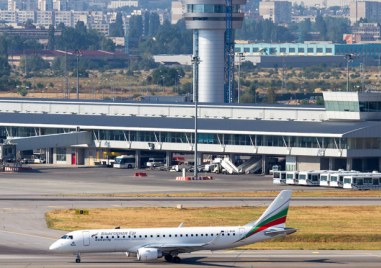 Самолет е кацнал аварийно на летище София днес Причината е починал
