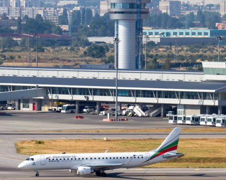 Самолет кацна аварийно на летище София заради починал пътник