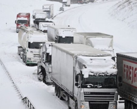 Стотици попаднаха в снежен капан по пътищата на Швеция и Дания