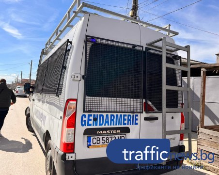 Заради малолетен шофьор: Мъж скочи на бой срещу полицаи в Първомай, заплаши ги с уволнение