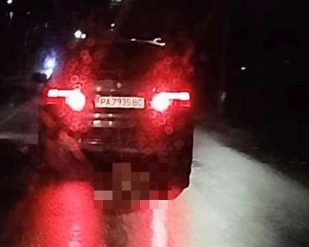 Зверство! Шофьор влачи живо куче с колата си в Панагюрище
