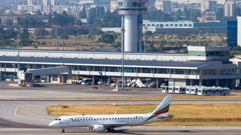 Самолет е кацнал аварийно на летище София днес. Причината е починал