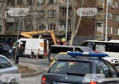 Ремонт на светофар затруднява движението на голямото кръстовище в Пловдив  
