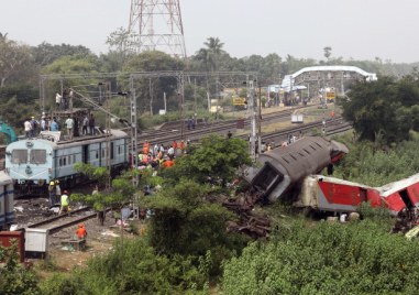 Най малко трима души загинаха и 28 бяха ранени след като пътнически влакове се сблъскаха