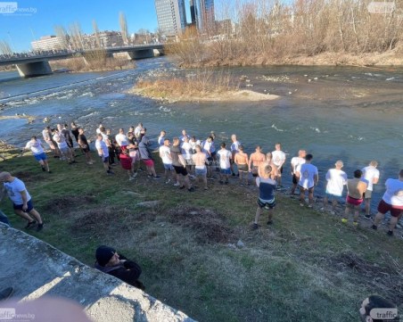 Богоявление е – смелчаци скачат в Марица за кръста