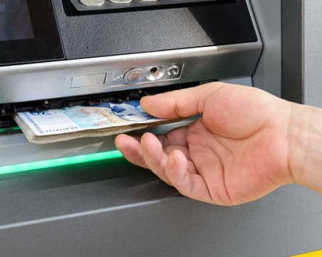 До 3 безплатни тегления от банкомат според промяна за изменение на Закона за платежните услуги