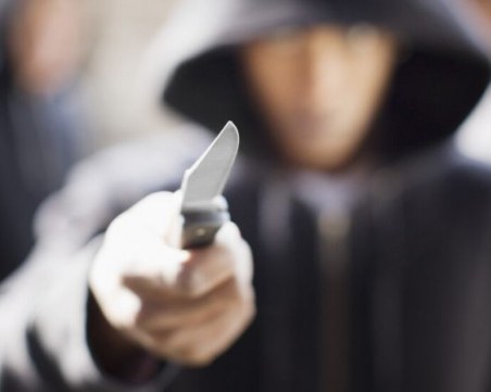 Екшън край казан за варене на ракия в Пазарджик! Мъж намушка друг с шило