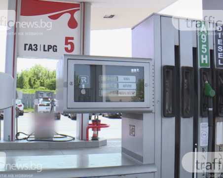 Горивата продължават да поевтиняват, петролът с най-големия годишен спад от пандемията насам