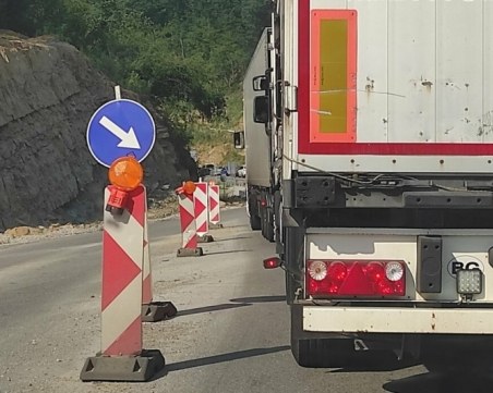 Пловдивчанин се блъсна в дърво на международния път Е-79