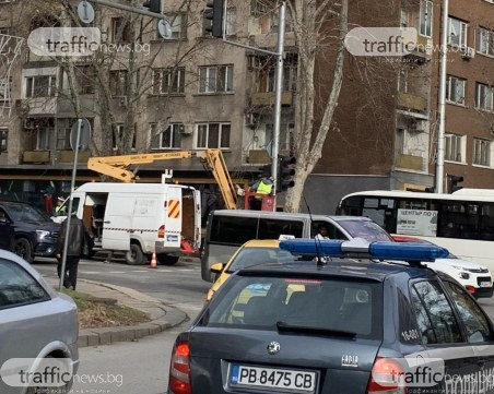 Ремонт на светофар затруднява движението на голям пловдивски булевард