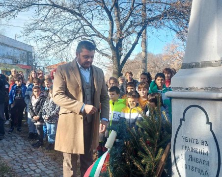 В Белащица поднесоха цветя пред паметника на освободителите си