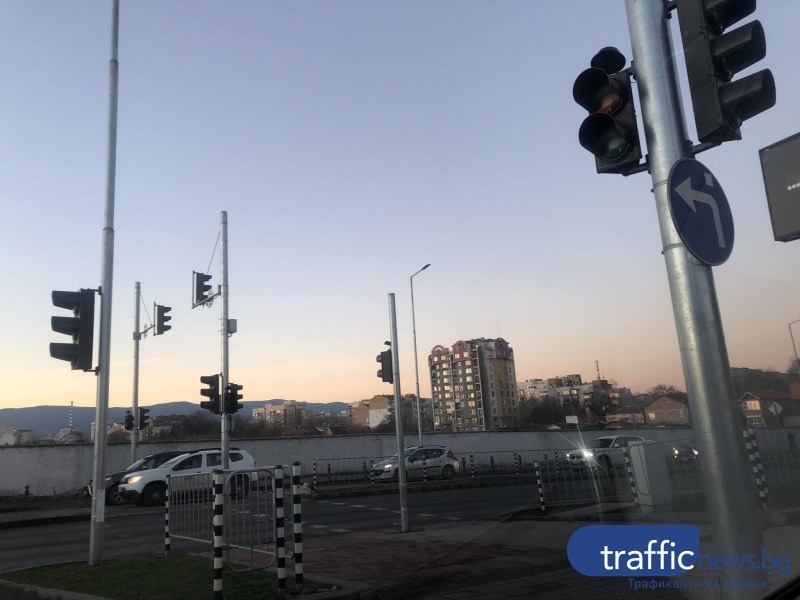 Неработещ светофар затруднява движението на кръстовище в Пловдив. Става въпрос
