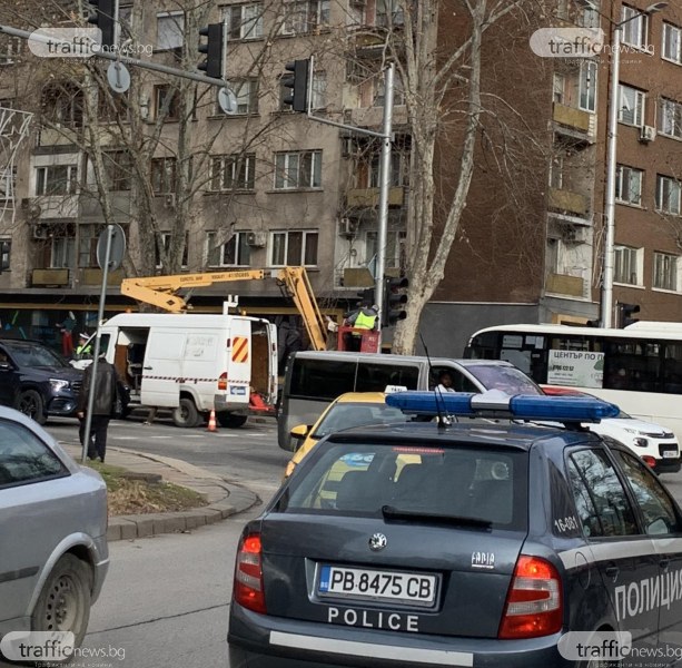 Ремонт на светофар затруднява движението на голям пловдивски булевард