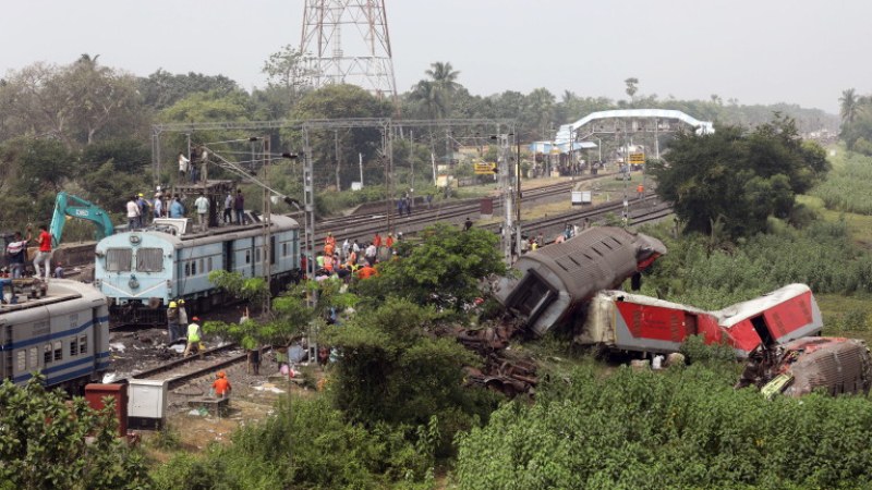 Най-малко трима души загинаха и 28 бяха ранени, след като пътнически влакове се сблъскаха