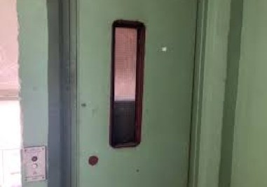 Старите асансьори без монтиран предпазен щит вече ще бъдат спирани