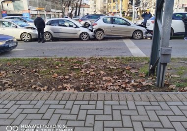 Катастрофа с поне четири автомобила е станала на бул Христо