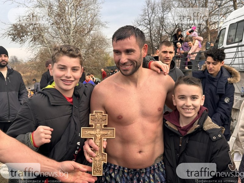 39-годишният Димитър Куманов от Пловдив спаси кръста, хвърлен във водите