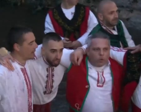 Първи за кръста на Йордановден в ледените води скочиха в Шипка