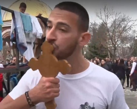 Пловдивският митрополит Николай хвърли два пъти кръста в Кърджали