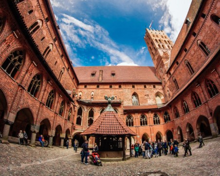 Тайните на най-големия замък в света