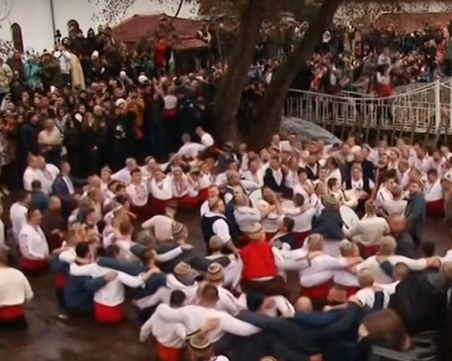 Традицията е спазена! В Калофер започна мъжкото хоро