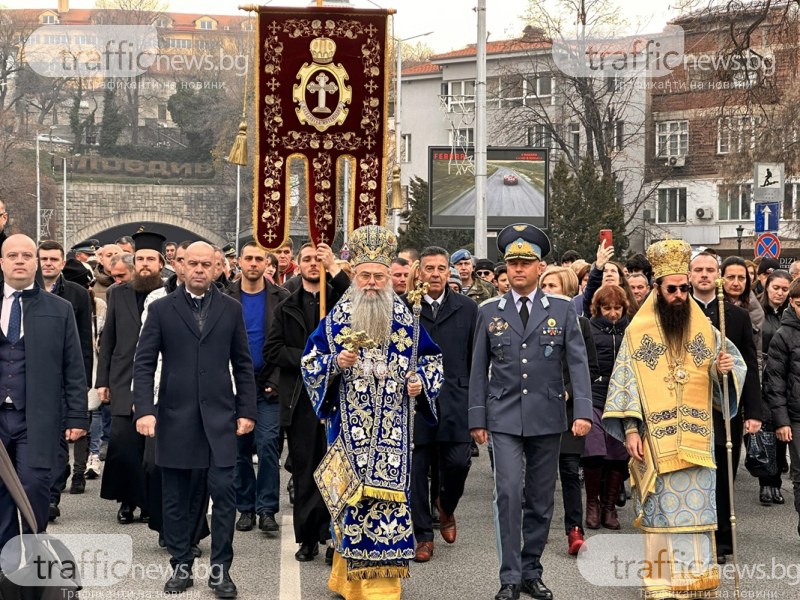 Осветиха бойните знамена на армията, тръгна литийното шествие към Марица за Богоявление