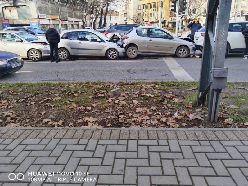 Верижна катастрофа на основен булевард в Пловдив