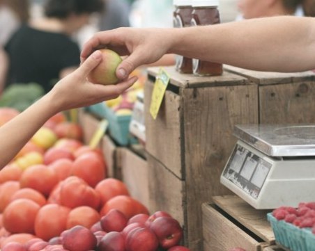 Купуваме по-скъпо пилешко месо, олио и брашно, цената на плодовете пада надолу