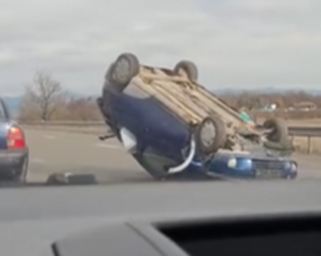 Лек автомобил се обърна по таван на Северната тангента в София