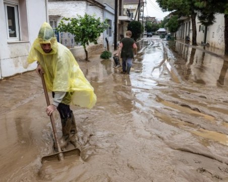 Наводнения и щети заради силна буря в Гърция