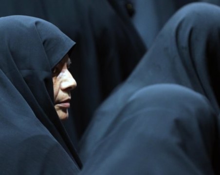 След снимка във Фейсбук: Осъдиха жена на 74 удара с камшик