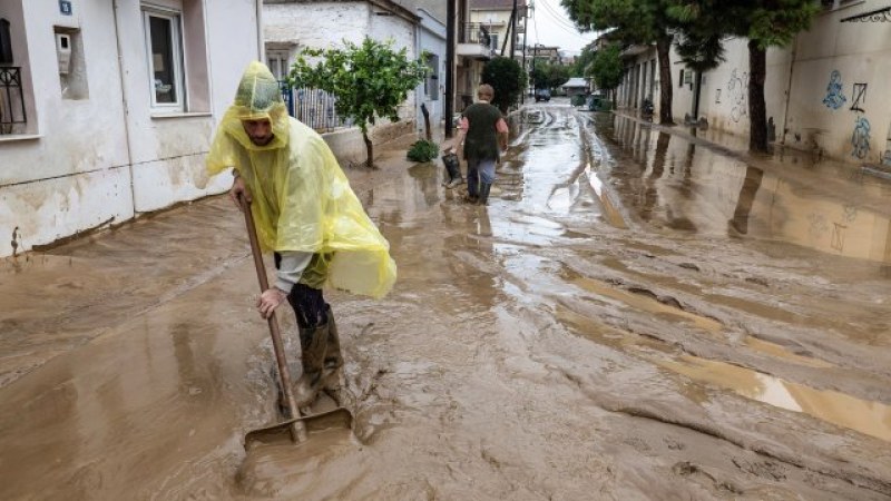 Наводнения и щети заради силна буря в Гърция