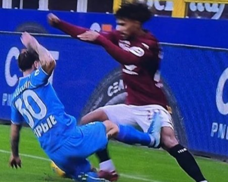 Да те изгонят в дебюта ти след само 5 минути игра