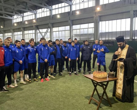 И Спартак започна тренировки в зала заради дъжда